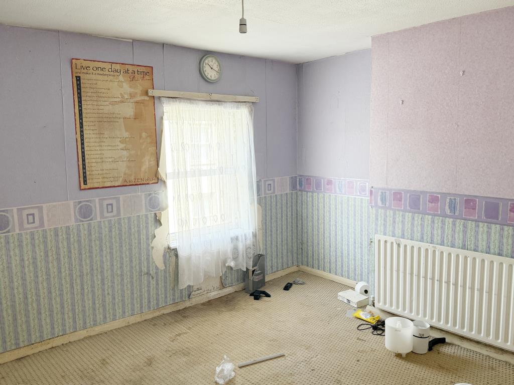 Lot: 104 - HOUSE IN NEED OF IMPROVEMENT - Bedroom of house in need of refurbishment
